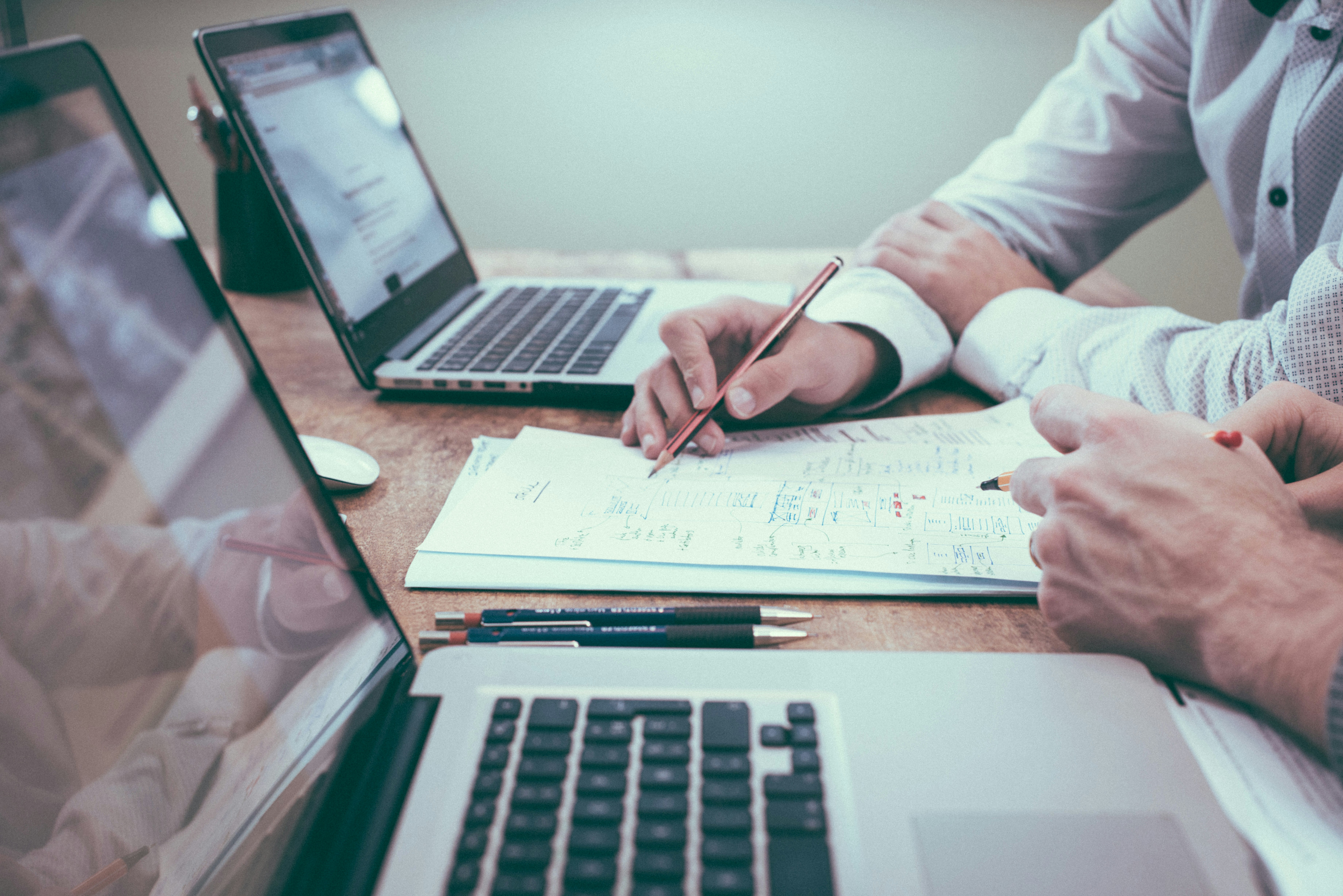 comparing online MBA and traditional MBA options.
